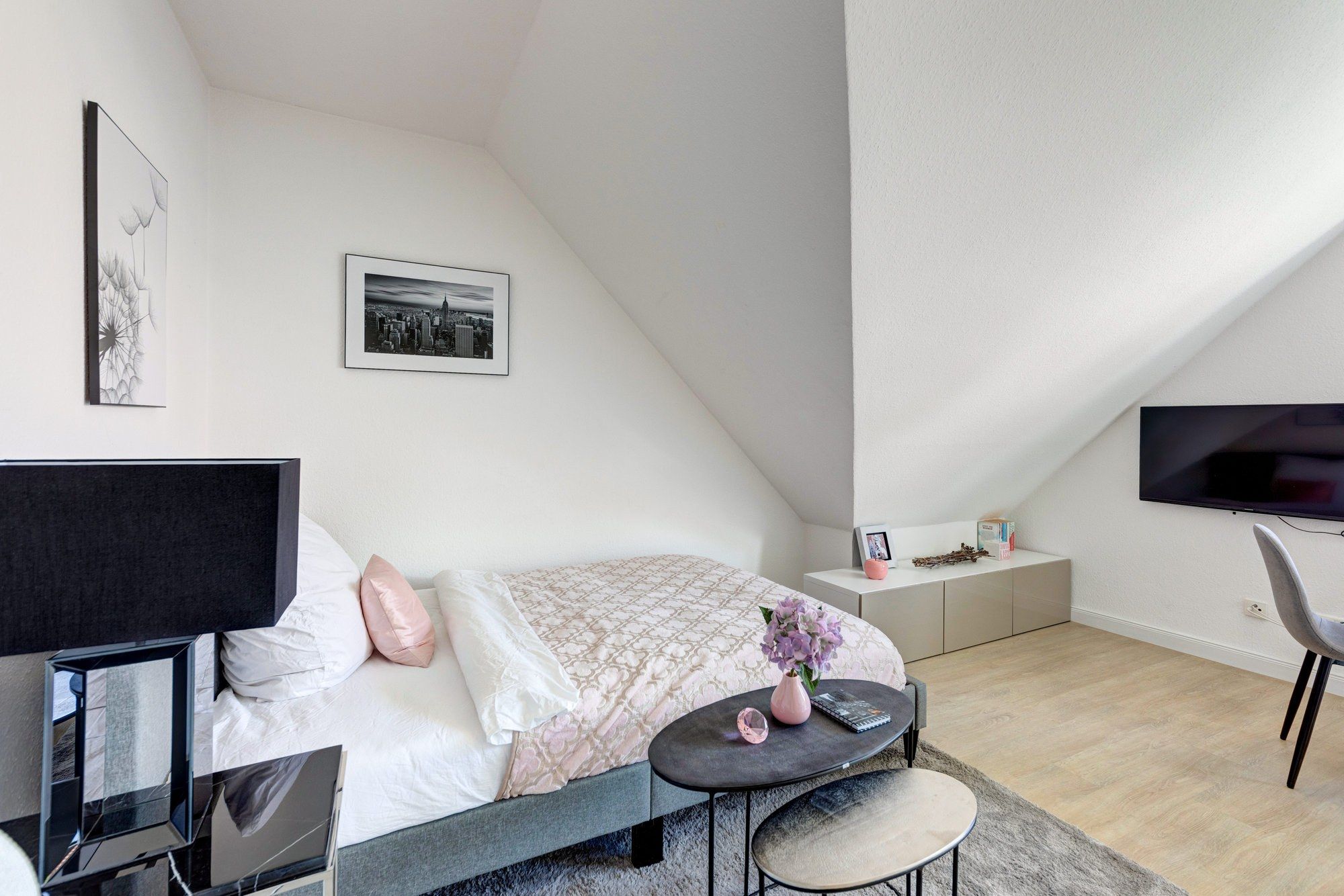 Schlafzimmer mit Fernseher