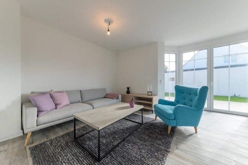 Wohnbereich mit Sofa und Sessel