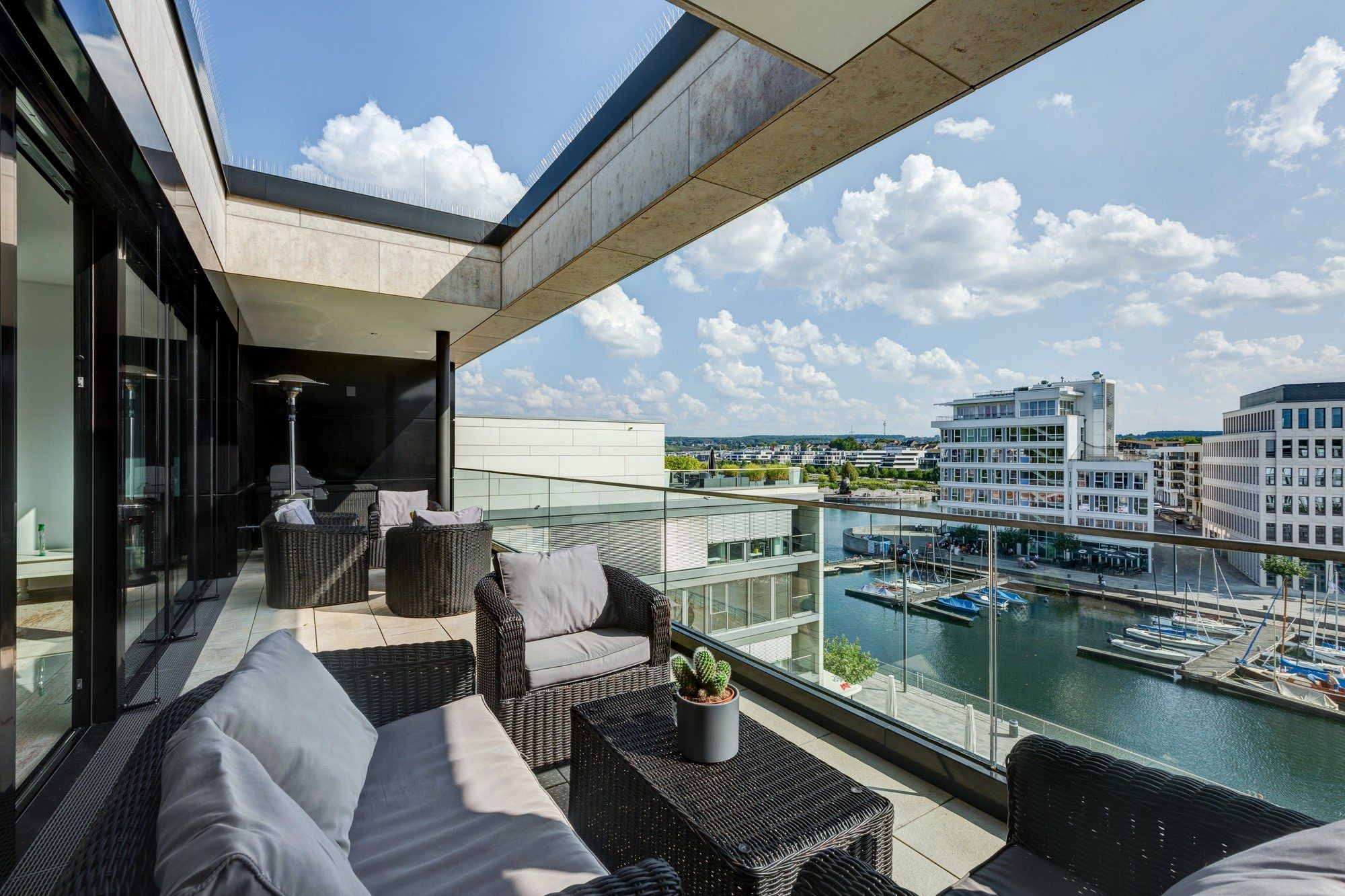 Überdachte Terrasse mit Lounge