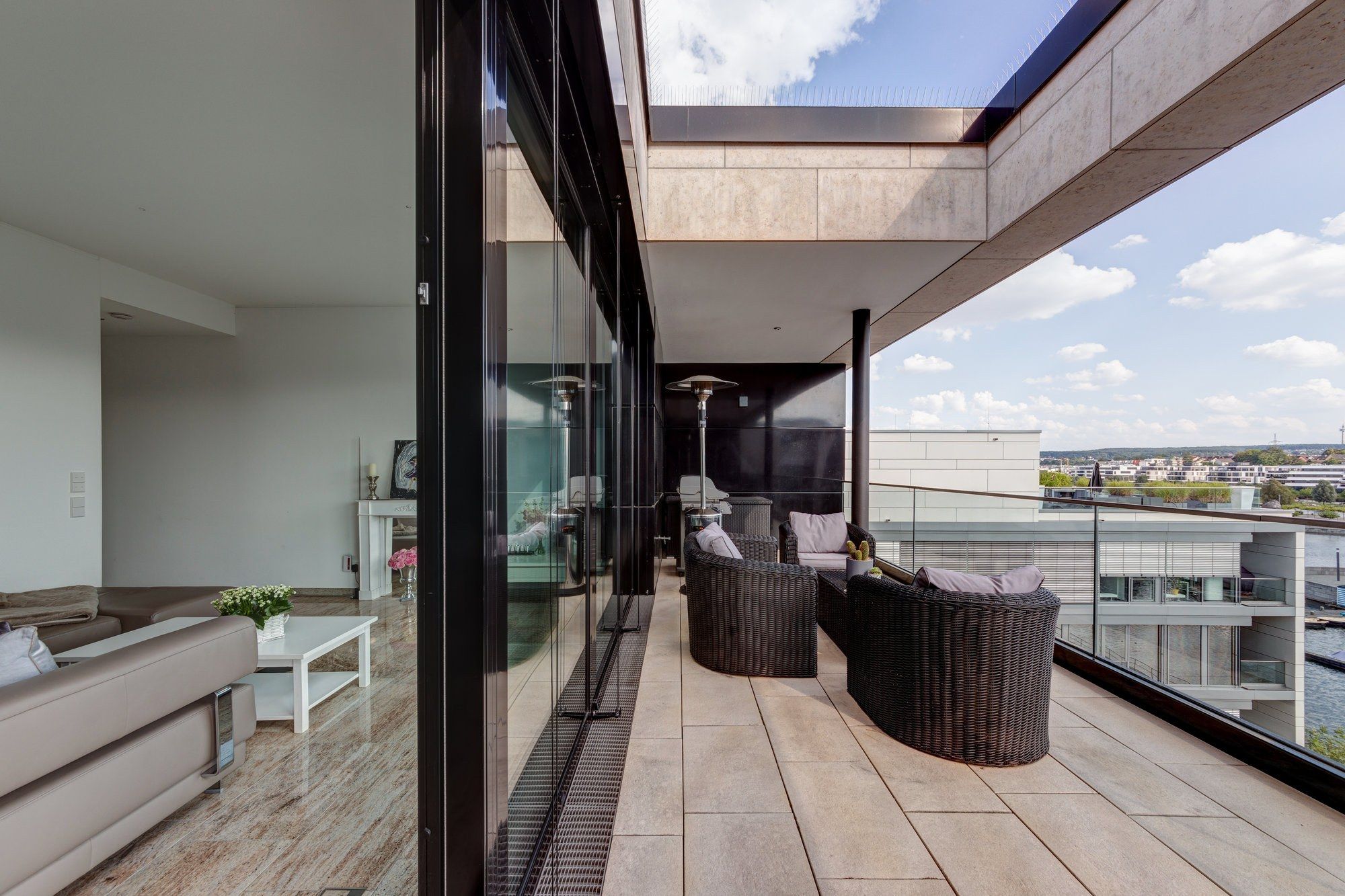Wohnbereich des Penthouses am Phoenixsee mit Blick auf den See