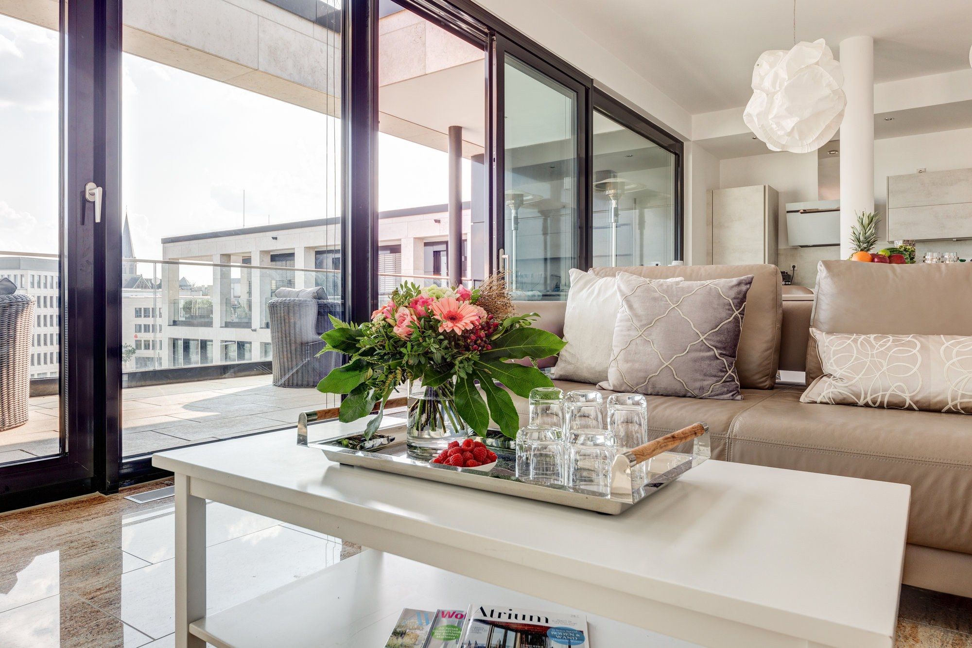 Sofalandschaft mit Blumenarrangement