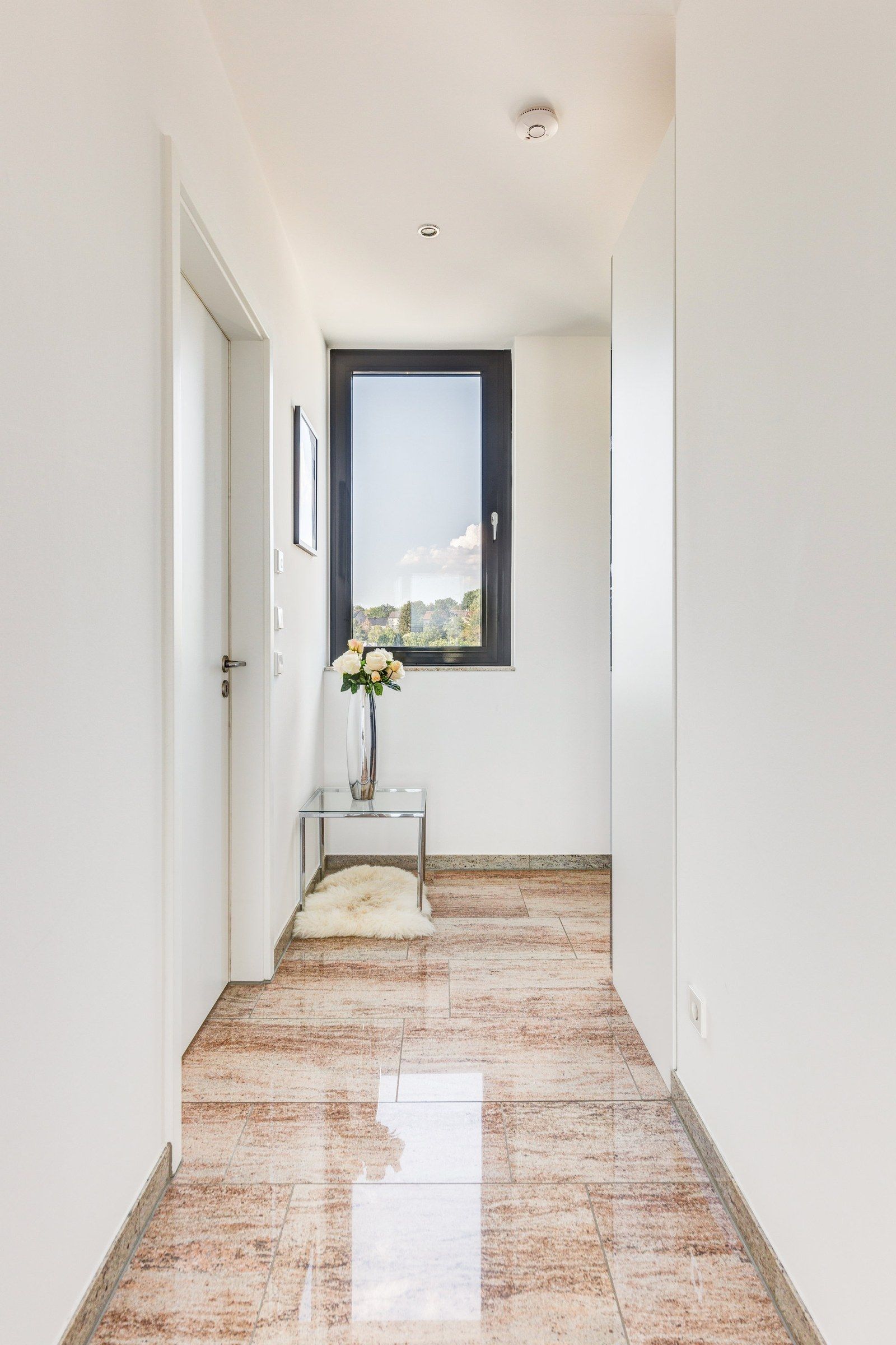 Flur mit Travertinboden im Penthouse am Phoenixsee