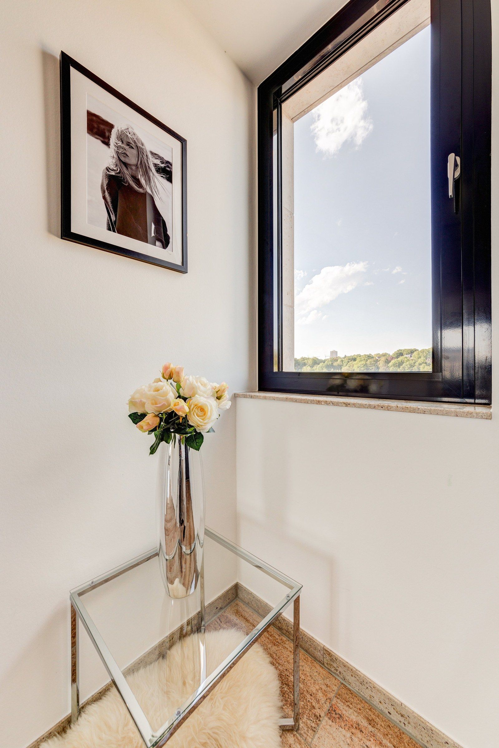 Konsole mit Kunst und frischen Blumen