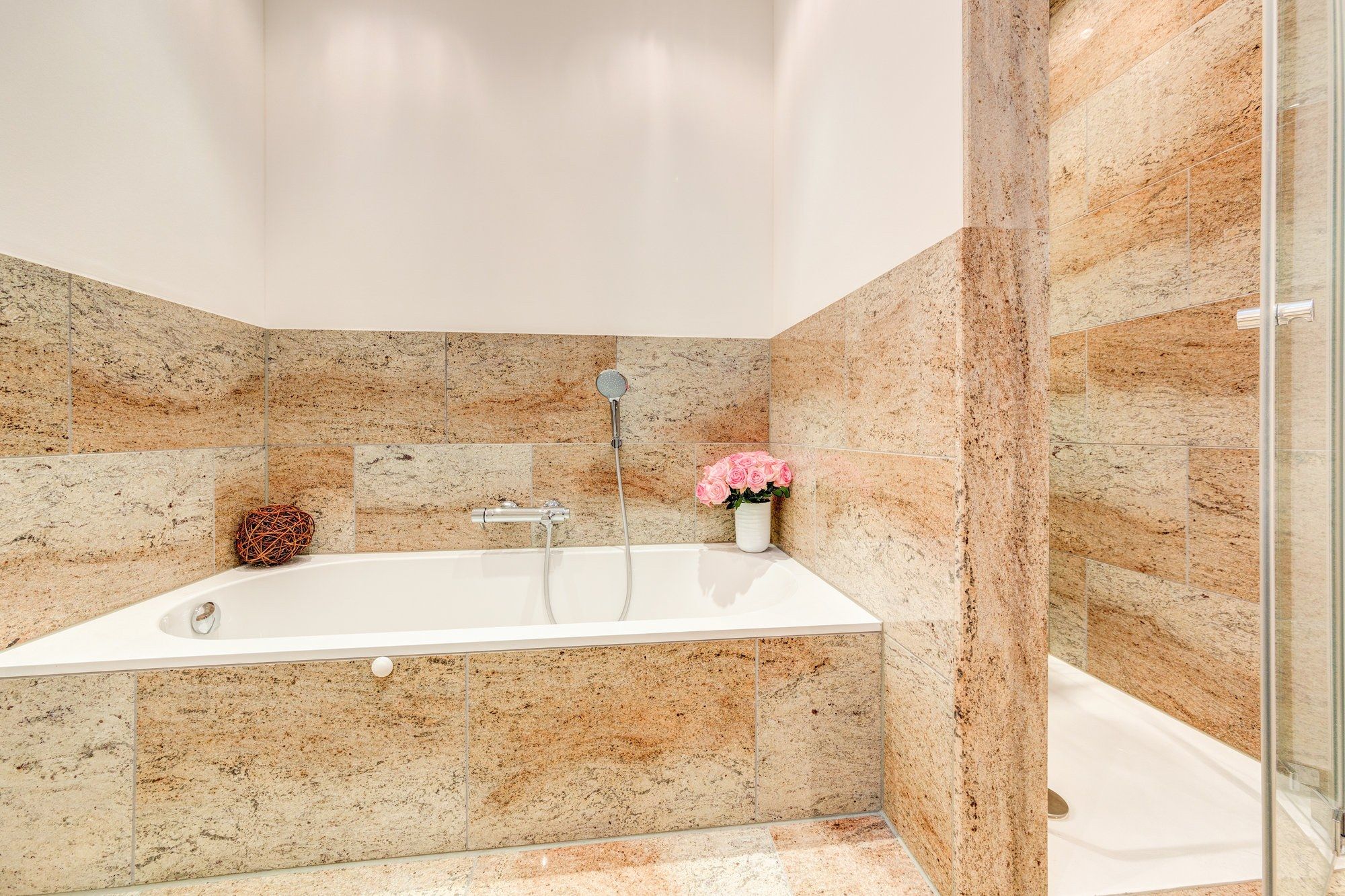 Freistehende Badewanne in Travertin