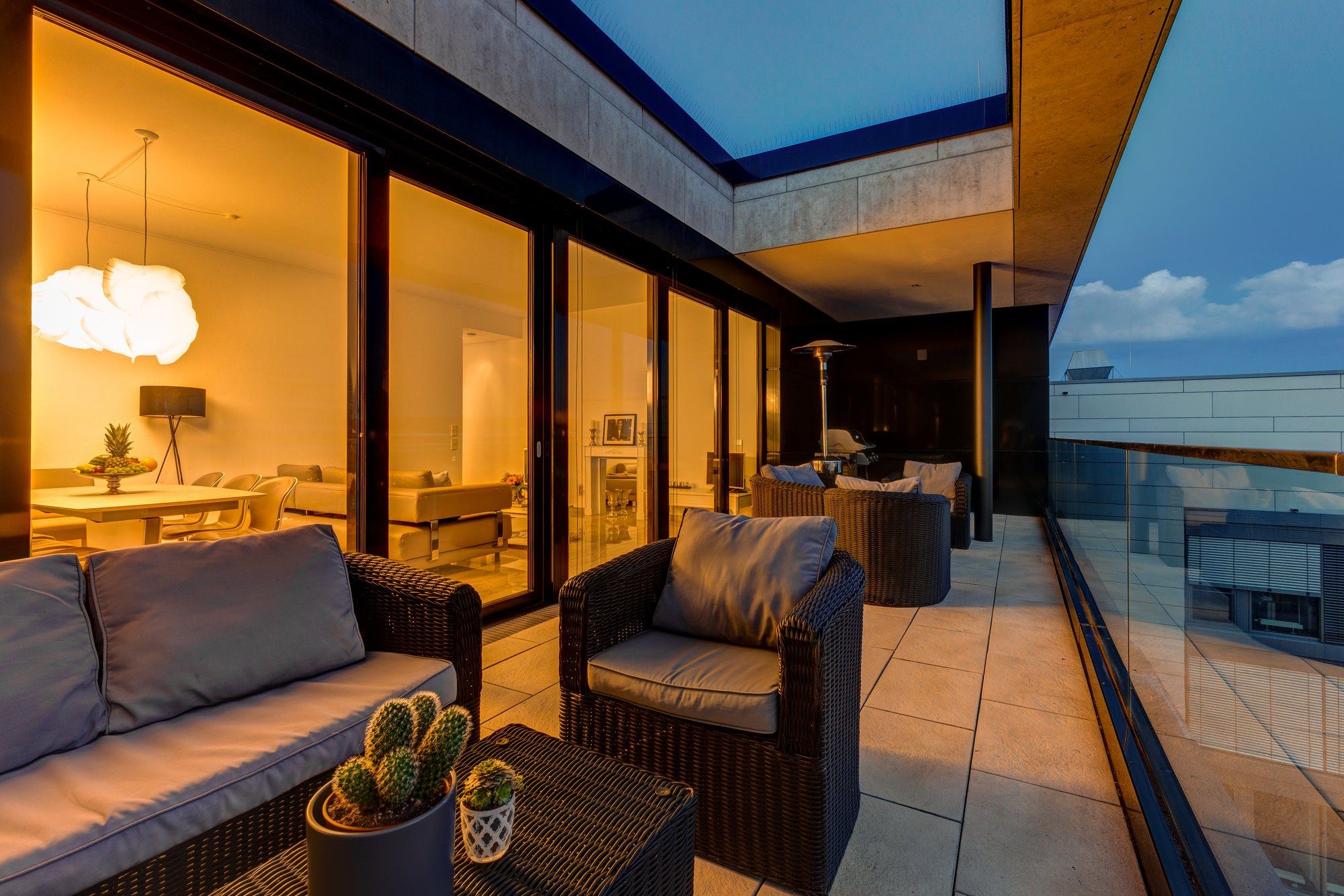 Lounge auf der Dachterrasse am Abend