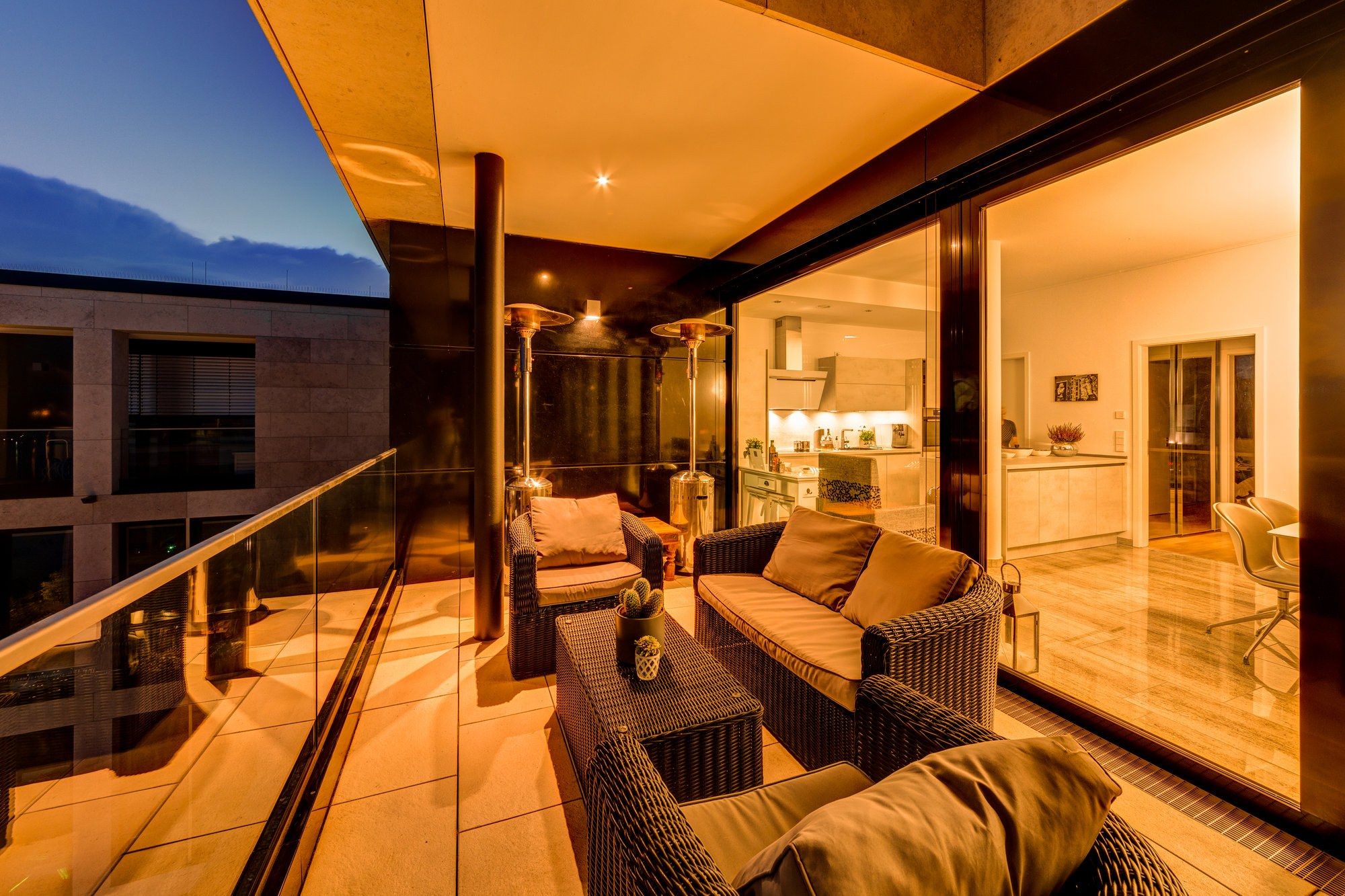 Dachterrasse eines von Lydia Geldmacher gestalteten Penthouses am Phoenixsee bei Abendlicht