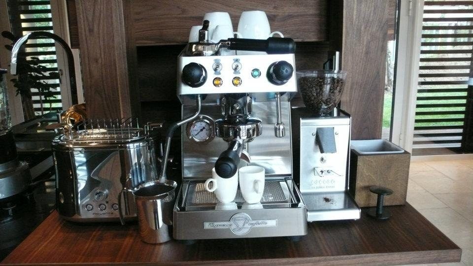 Bartisch mit Siebträgermaschine