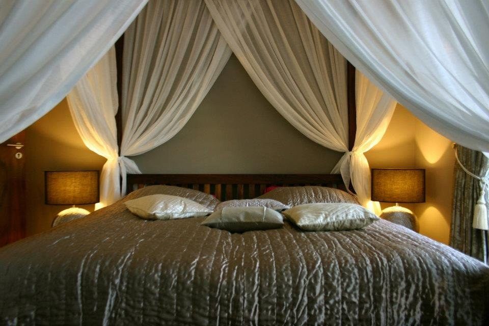Schlafzimmer mit Baldachin