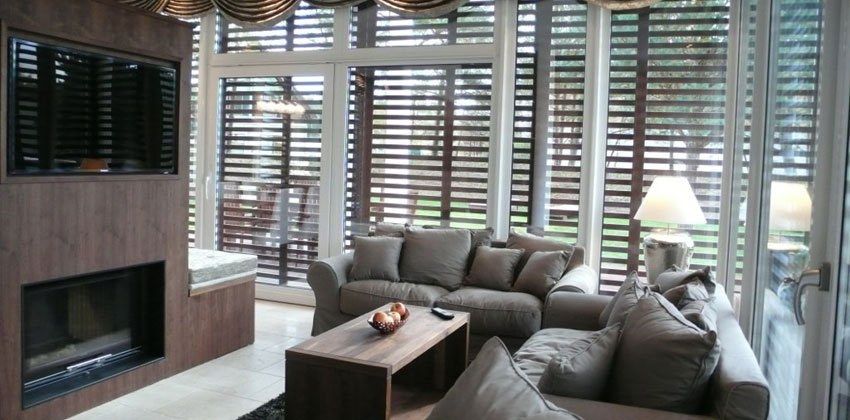 Wohnzimmer des Ferienhauses mit Kamin und Loungesofas