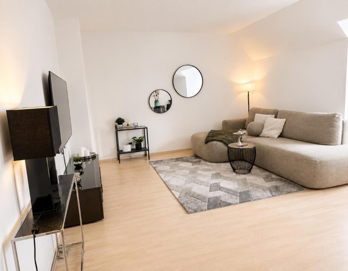 Wohnzimmer mit Sofa und Smart-TV